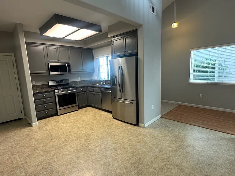 1318 Robinson Ln — Photo 5