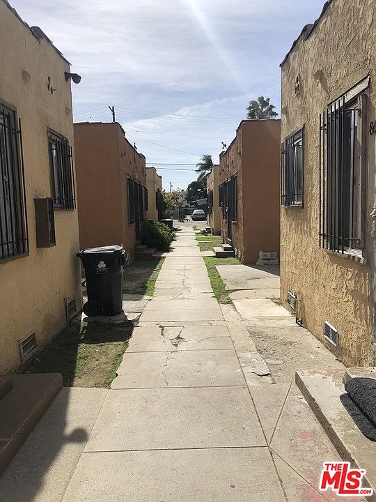2nd image of 860 W 83rd St