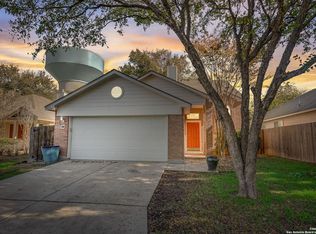 24 Pembroke Ln, San Antonio, TX 78240