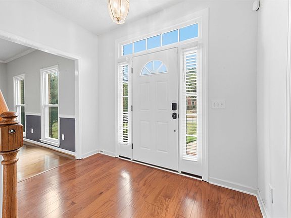4th image of 604 Brooks Ln