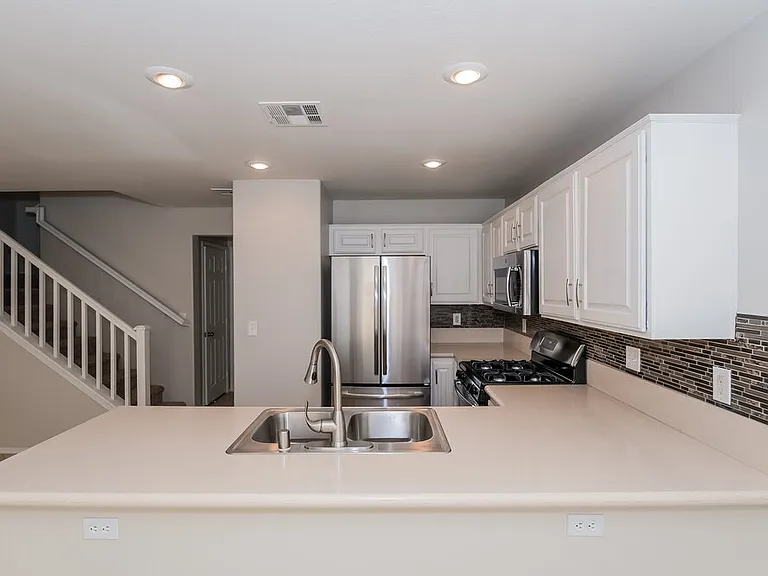 530 Eresma St — Photo 8