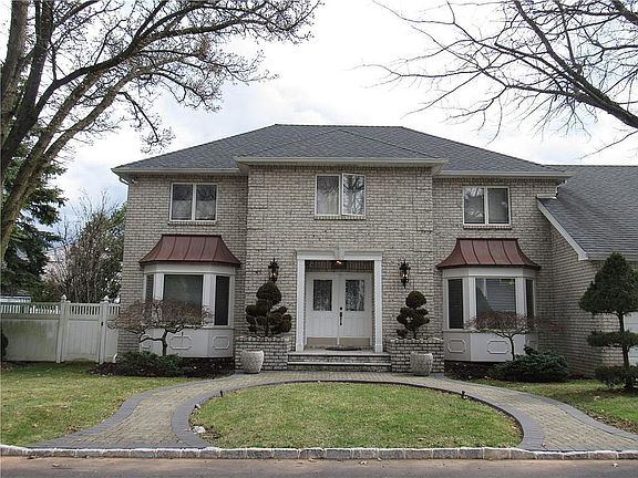 2nd image of 160 Vail Ave
