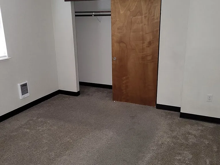 385 E Cherry Ave — Photo 3