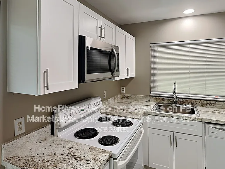 421 Hunter Cir — Photo 6