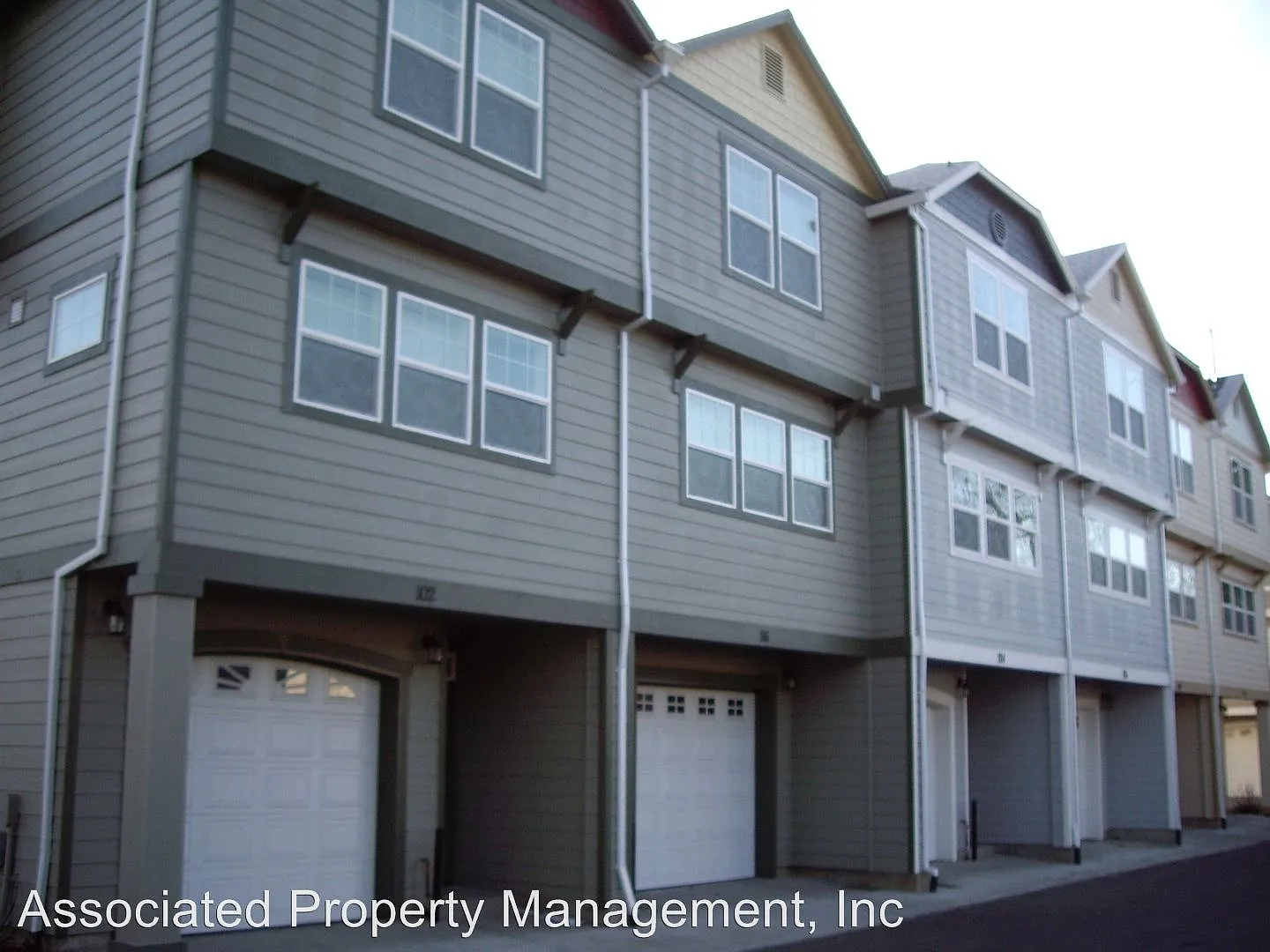 136 SE 11th Pl photo 1