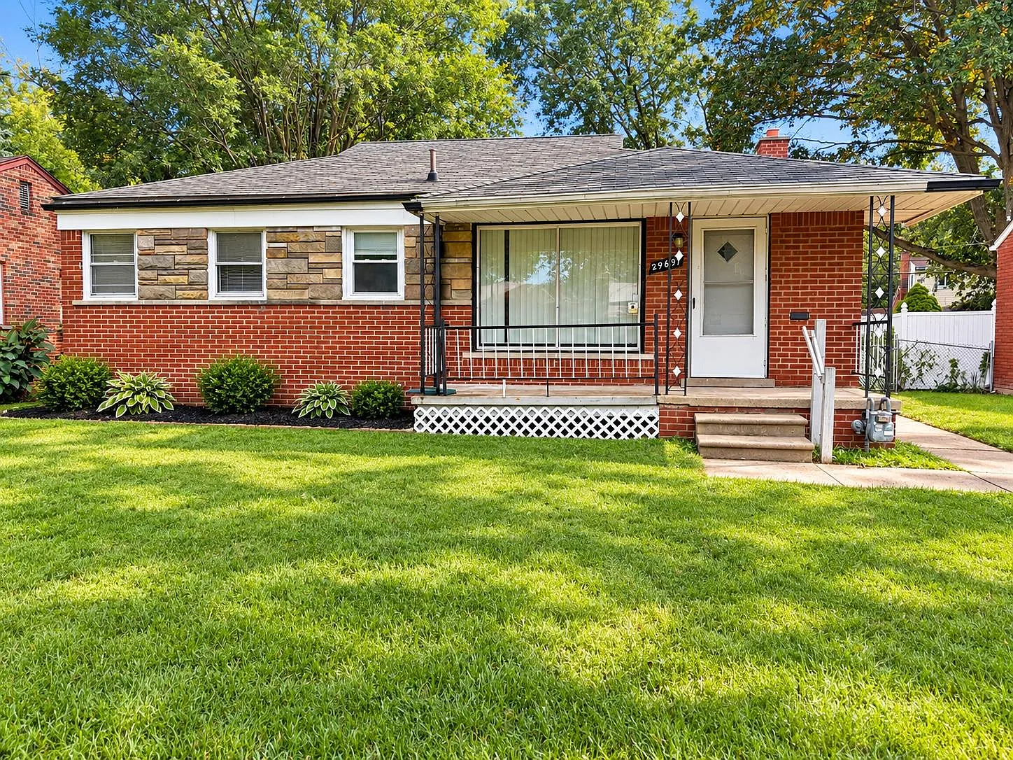 3 bed, 1.0 bath, 1008 sqft, $1,400 — Photo 1