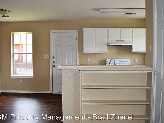 3rd image of 211 W Lamar St