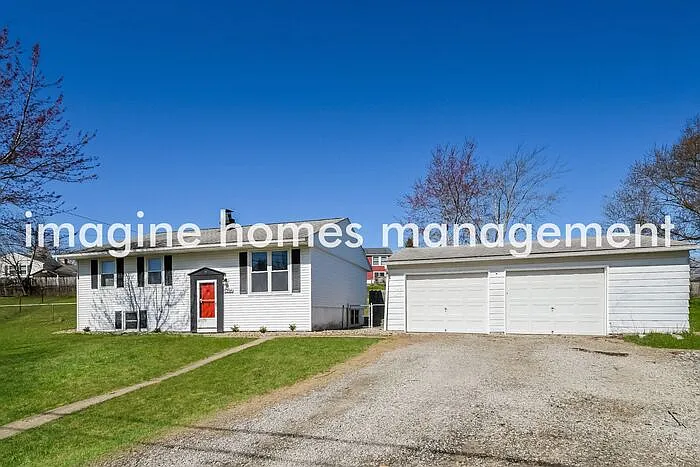 3 bed, 1.5 bath, 1499 sqft, $2,095 — Photo 2