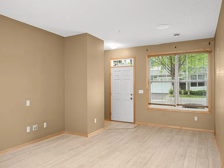 3049 Chamberlin St N #6 — Photo 2