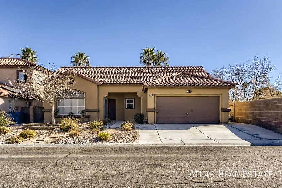 2 Weeks Free Rent If Moved In By 8/31/2026! Gorgeous Single Story Home With 3-Bedrooms Near South... — Photo 3