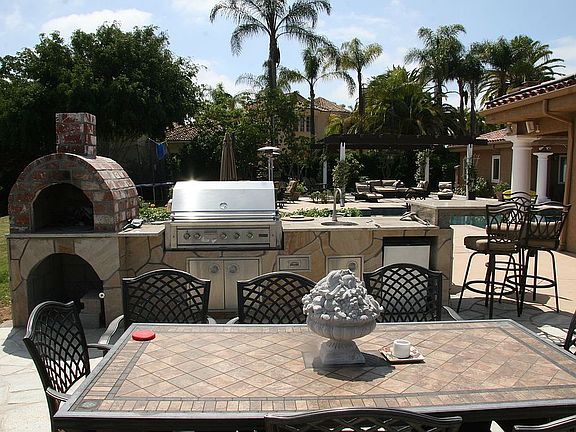BBQ & Outdoor Family Room