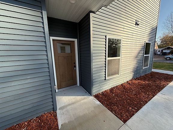 5th image of 132 20th Ave S #136