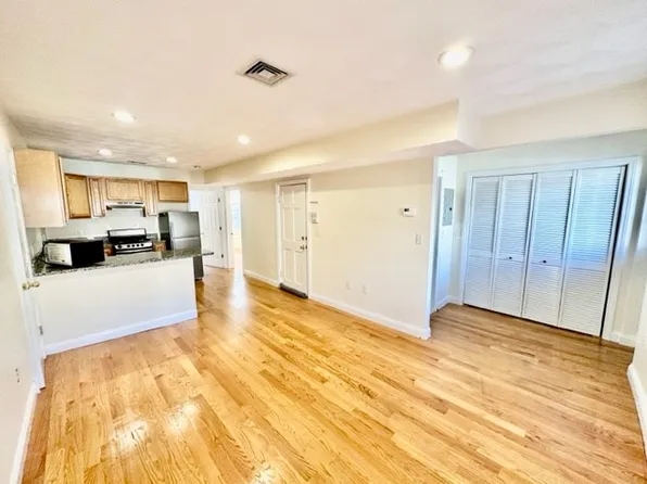 93 Endicott St APT 4, Boston, MA 02113