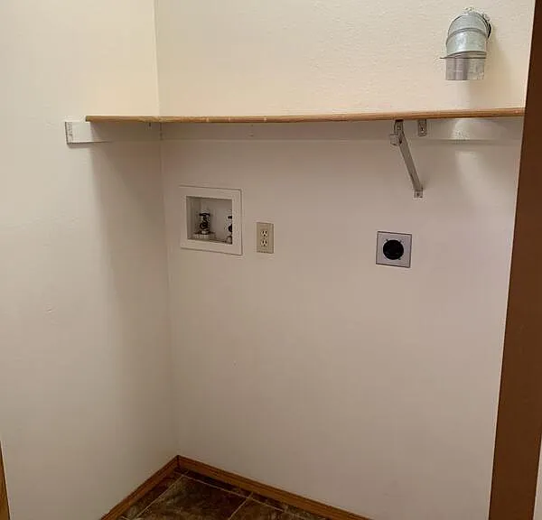 323 Janet St — Photo 10