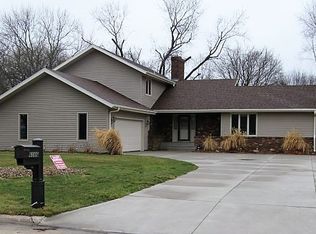 6566 Country Club Dr, Columbus, NE 68601