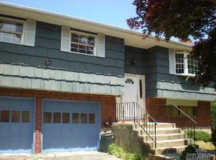 5 Stuyvesant St, Brentwood, NY 11717