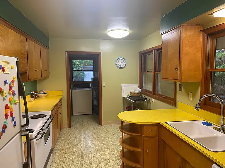 7570 SW Stewart St — Photo 3