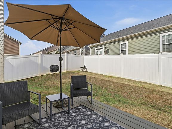 4th image of 131 Colonial Walk