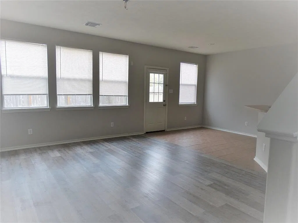3 bed, 2.5 bath, 1694 sqft, $1,850 — Photo 2
