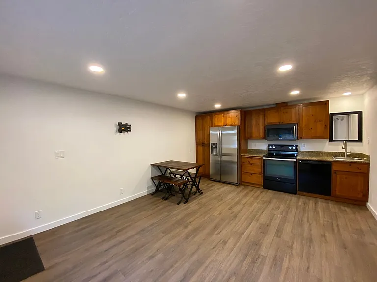 355 Irving Rd — Photo 4