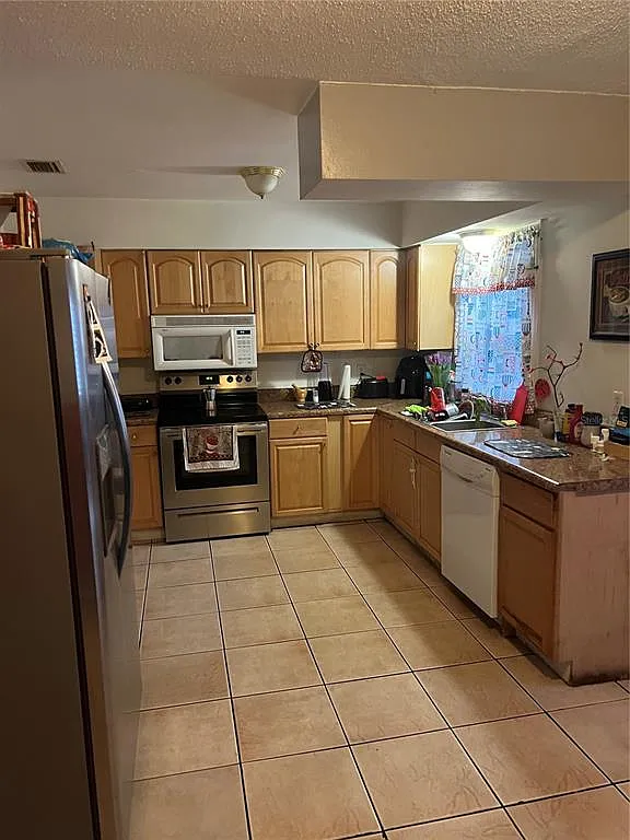 3 bed, 2.0 bath, 1422 sqft, $2,350 — Photo 3