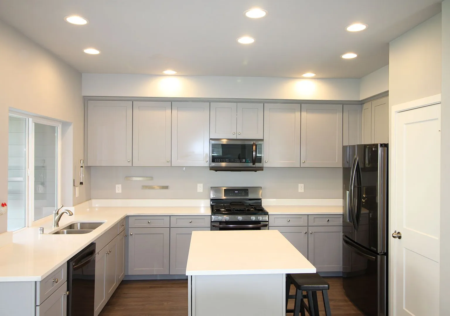 3 Bed 2.5 Bath - A/C - Pet Friendly - Ft Nugent Park - NAS Whidbey — Photo 2