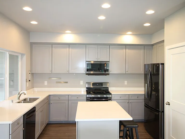 1733 SW Cooper Way — Photo 2