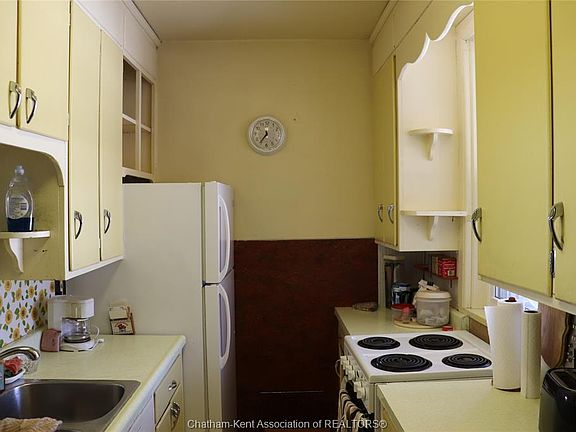3rd image of 171 Talbot St W