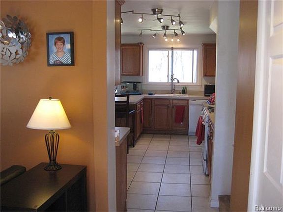 3rd image of 184 Goldner Ave