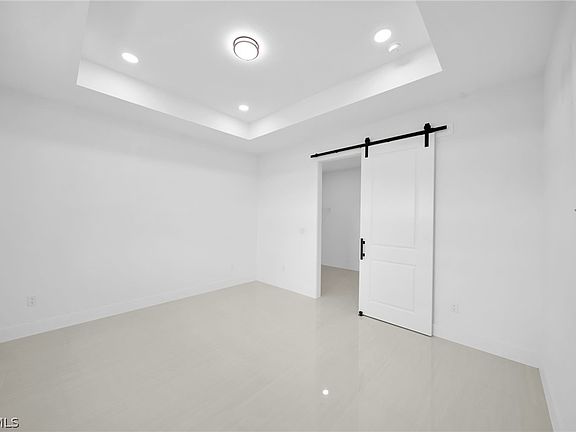 4th image of 538 Raintree St E