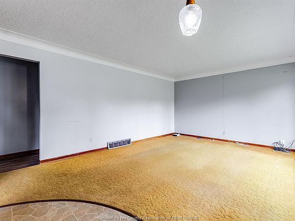 2nd image of 118 Queens Ave
