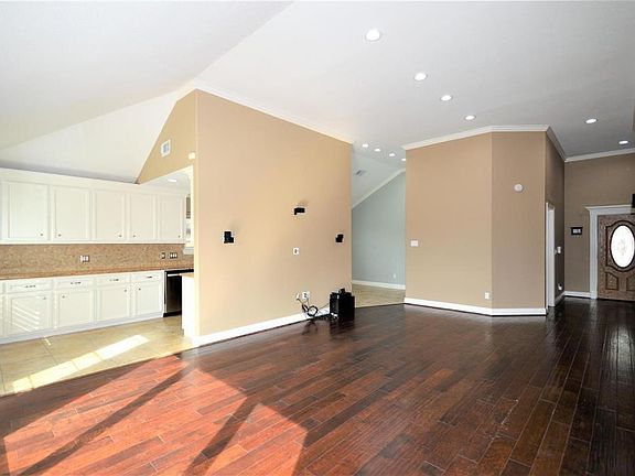 4th image of 2103 Bisontine St