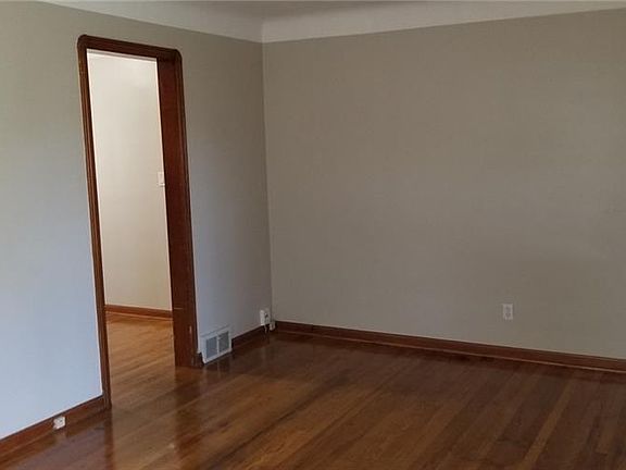 3rd image of 5801 Traymore Ave