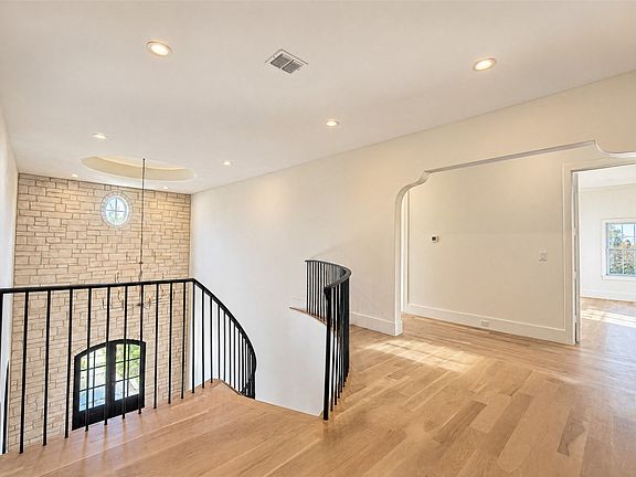 4th image of 3733 Clover Ln
