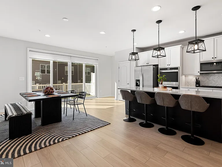 7713 Presidential Pkwy — Photo 3
