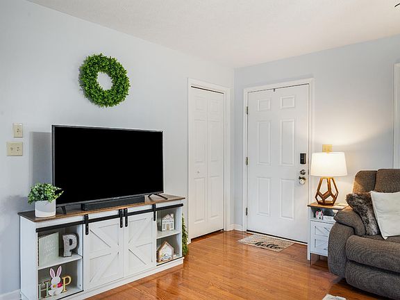 4th image of 1578 Village Ct