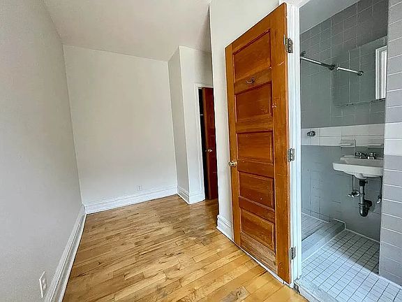 3rd image of 35 Christopher St APT 1C