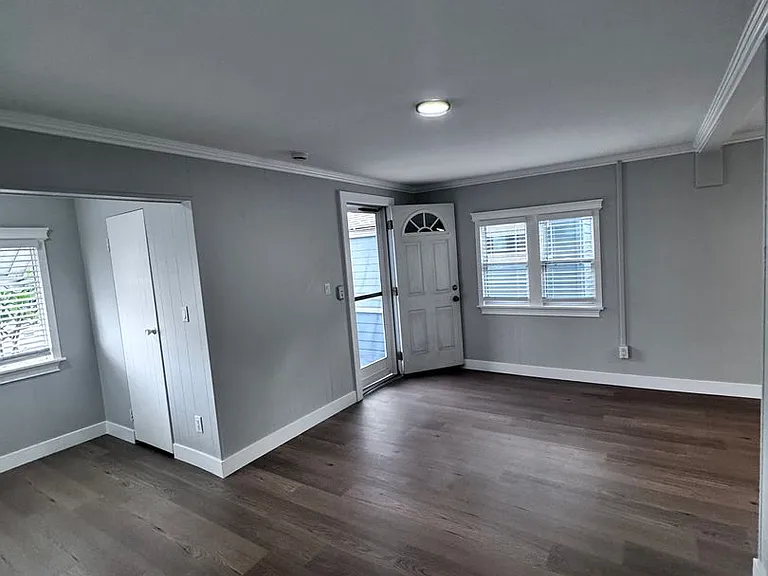 Modern Bungalow Located Blocks from Crescent Bay Beach-In Unit Laundry Included — Photo 12