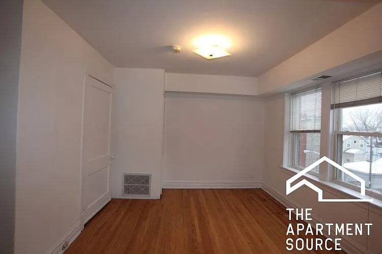 2853 W Berteau Ave #2 — Photo 2