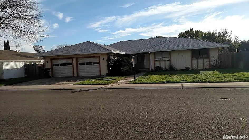 2424 Douglas Dr photo 1