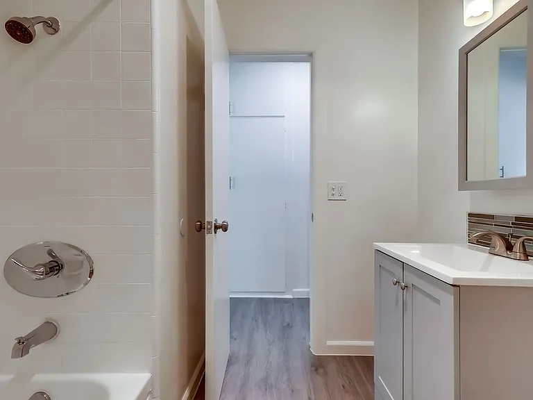 333 W Queen St — Photo 12