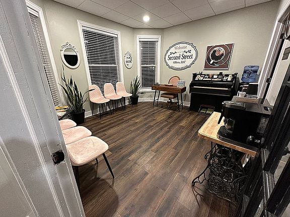 Waiting/Front room 