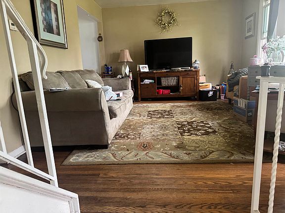 3rd image of 10 Duchess Ave