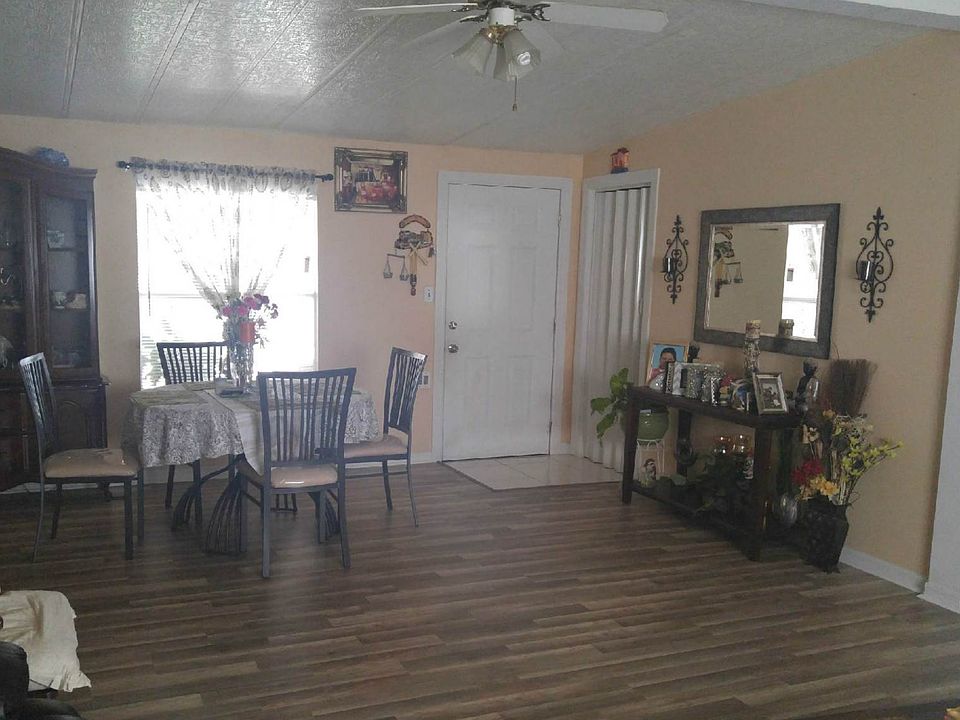 Dining area/front entrance