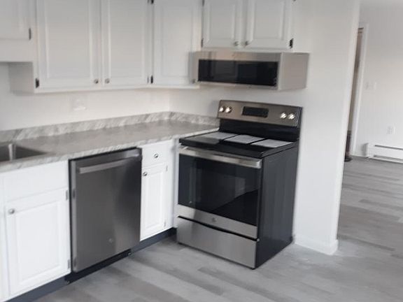 Kitchen all new appliances & flooring