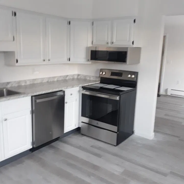 Kitchen all new appliances & flooring