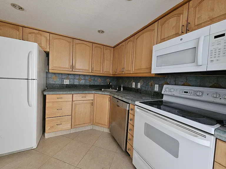 470 Executive Center Dr #2G — Photo 3