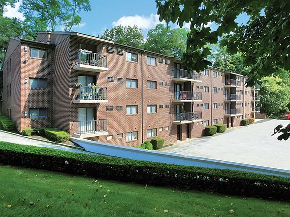 Glen Manor Exterior Parking