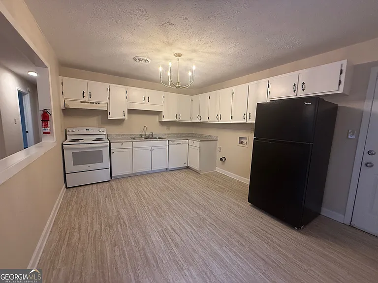 150 Essex Ct — Photo 2