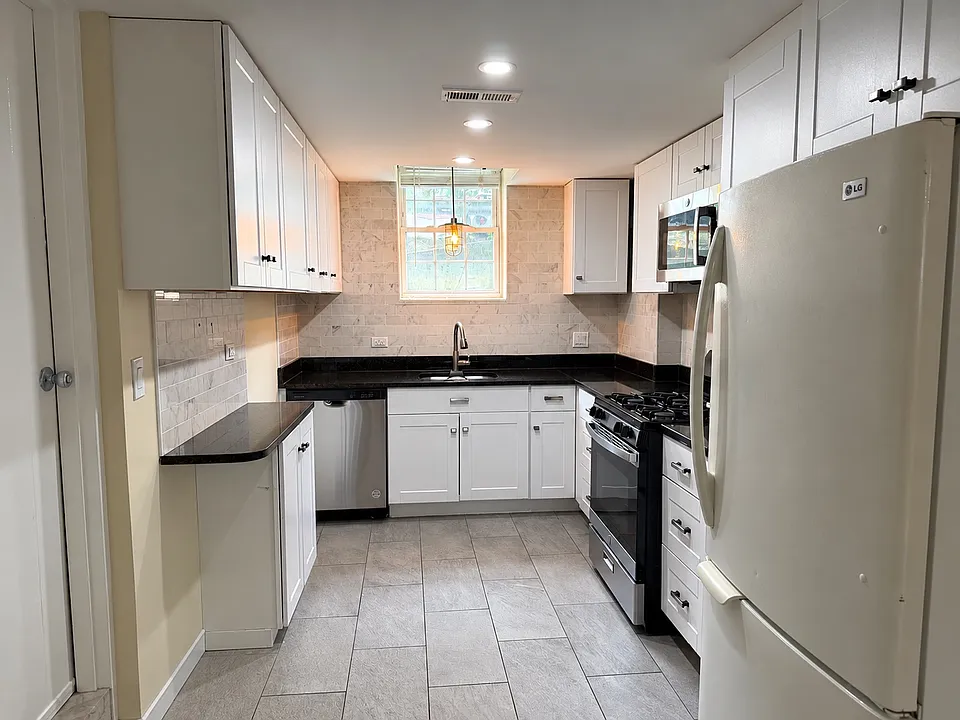 140 Lake Shore Rd #2B